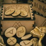 Set de runas pirograbadas con caja de madera