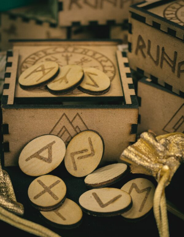 Set de runas pirograbadas con caja de madera