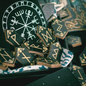 Runas pirograbadas con bolsa estampada Vegvísir