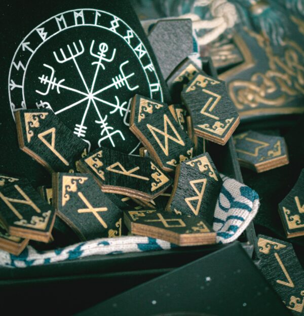 Runas pirograbadas con bolsa estampada Vegvísir
